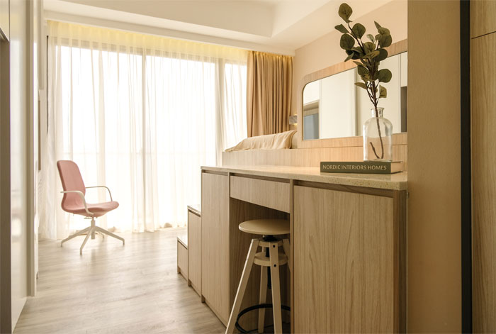 Đối diện phòng bếp món nội thất đa năng, vừa sử dụng như bộ bàn ghế vừa là nơi lưu trữ, đồng thời cũng kết nối với những bậc tam cấp dẫn lên giường ngủ. Ngoài ra, một tấm gương lớn đặt ở vị trí này cũng giúp phản chiếu không gian rộng rãi hơn.