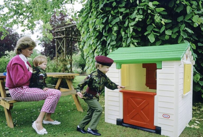 Công nương Diana chơi đùa cùng với các con trong khu vườn của dinh thự.