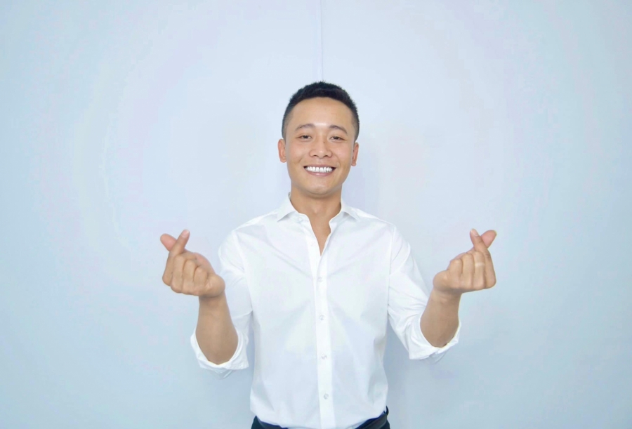 Quang Linh Vlogs mặc đồ như chú rể, biểu cảm của Lôi Con khiến dân tình không nín được cười - Ảnh 5