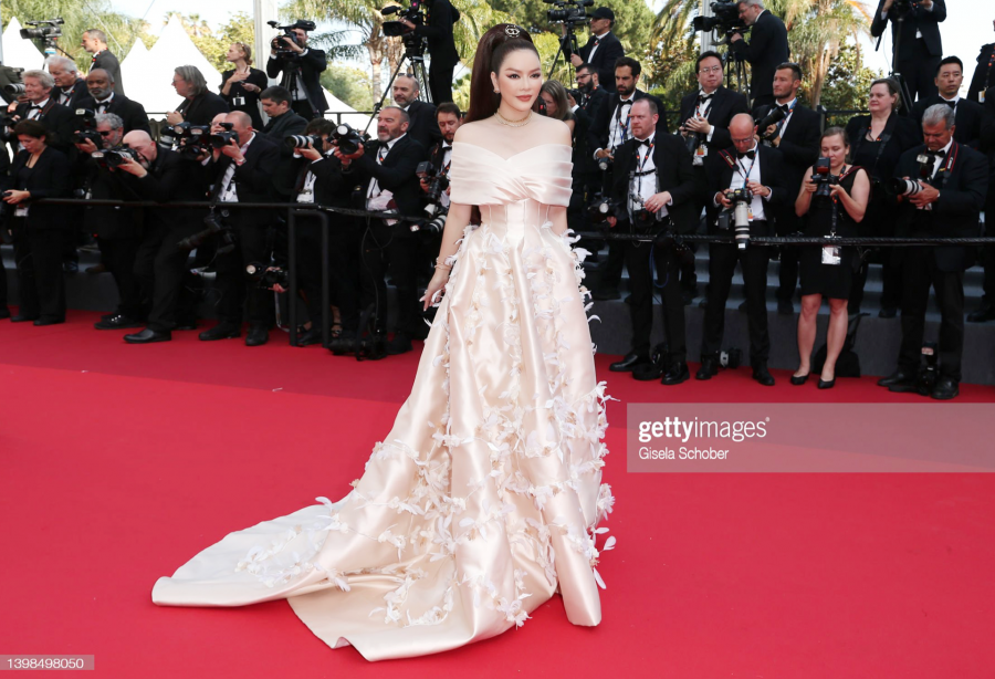 Thiết kế trễ vai cùng những chi tiết đính lông tinh tế trên nền vải lụa óng ánh, Lý Nhã Kỳ xuất hiện như nữ hoàng trên thảm đỏ Cannes 2022.