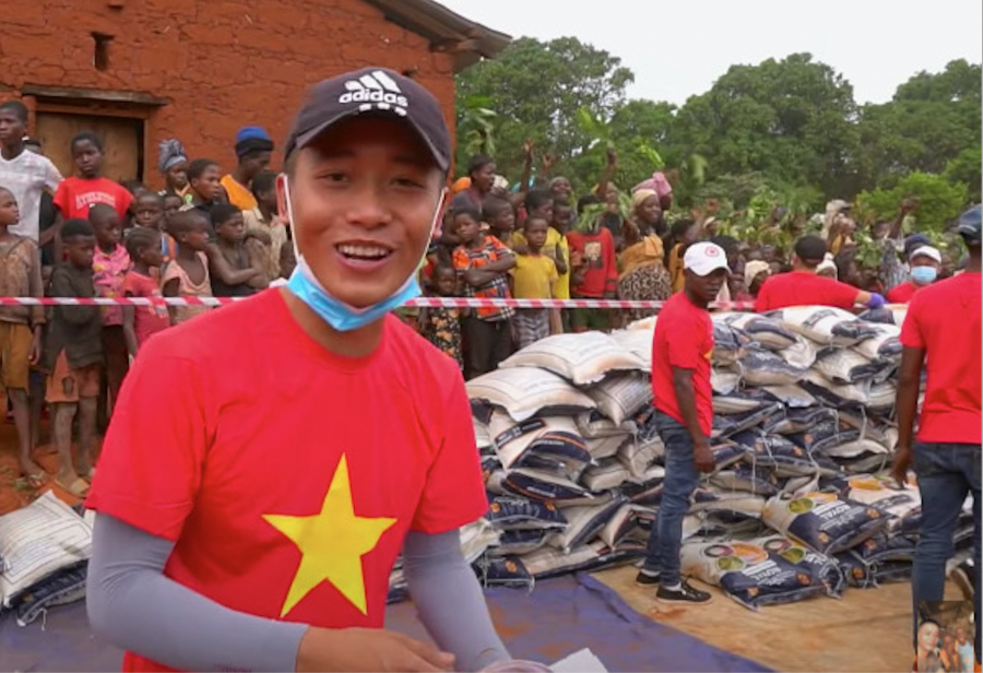 Quang Linh và các thành viên Team Châu Phi thường xuyên có các hoạt động ý nghĩa tại Angola.