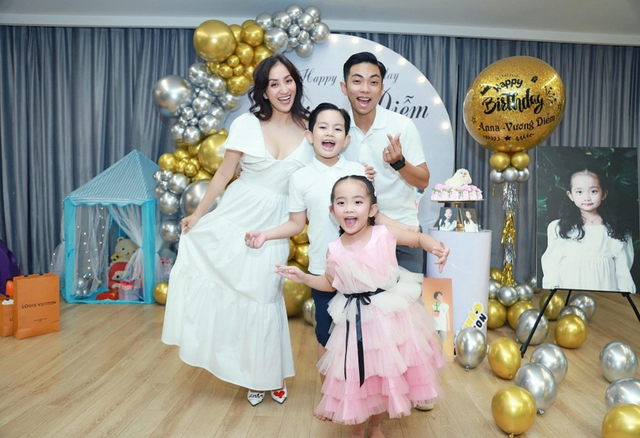 Vợ chồng Chí Anh đến tiệc mừng sinh nhật con gái Khánh Thi - Phan Hiển.