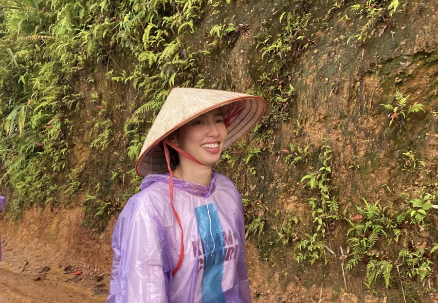 Thùy Tiên mặc áo mưa giấy lội bùn đi từ thiện ở Sơn La hậu được giải oan vụ 'bán hoa' 360 triệu - Ảnh 1