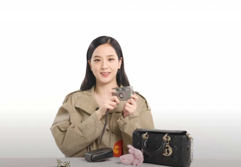 Khi Jisoo được Vogue hỏi có gì trong túi xách của mình, một trong những thứ cần thiết mà cô luôn mang theo chính là máy ảnh phim