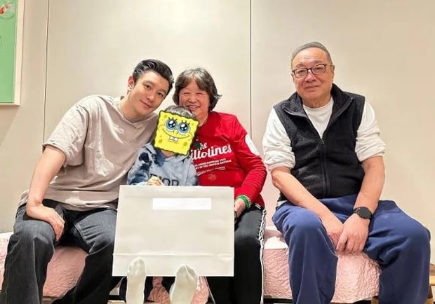 Huỳnh Hiểu Minh chia sẻ ảnh đón sinh nhật bên gia đình