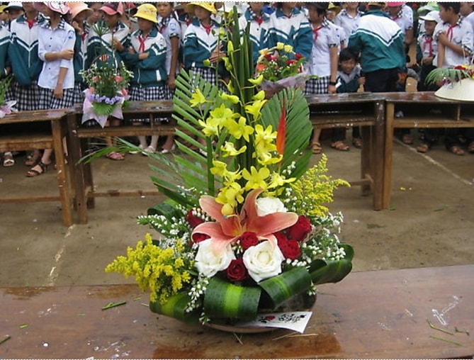Cách cắm hoa 20/11 đơn giản, ý nghĩa với chủ đề ' nhớ ơn thầy cô' giúp bạn thể hiện sự biết ơn với thầy cô giáo nhân ngày 20/11.