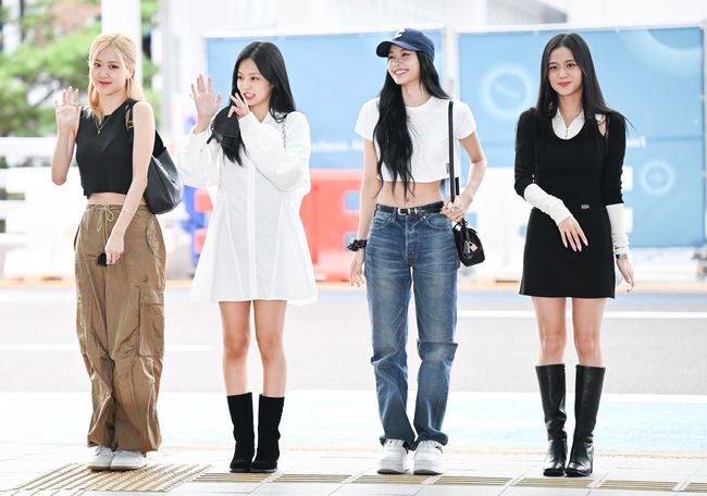 Các cô nàng BLACKPINK xuất hiện tại sân bay Incheon với outfit năng động. Thời trang là vấn đề được bàn luận nhiều nhất.