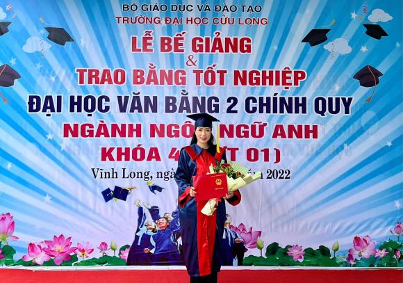 Trịnh Kim Chi đã đăng tải loạt hình ảnh dự lễ tốt nghiệp của chính mình.