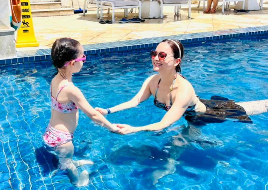 Lan Phương đưa con gái bơi lội, vóc dáng tuổi U40 khiến netizen trầm trồ - Ảnh 5