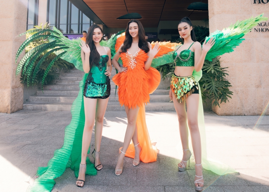 Dàn thí sinh của Miss World Vietnam 2022 đã có màn trình diễn trang phục carnival tại Quy Nhơn