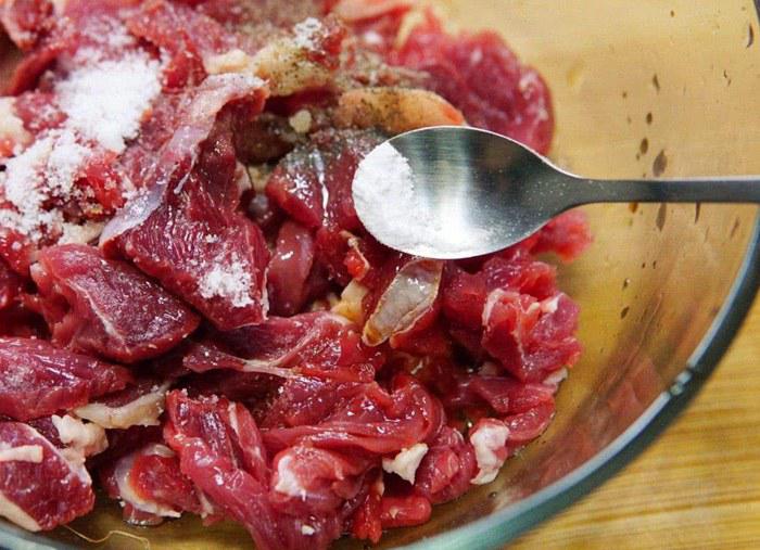 Để thịt bò mềm và ngấm gia vị hơn, bạn nên cho một chút dầu ăn khi ướp.