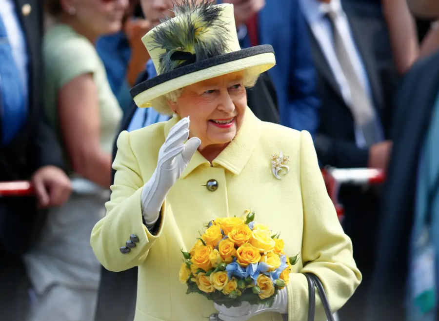 Nữ hoàng thường kết hợp găng tay trắng trong những set đồ màu sắc.