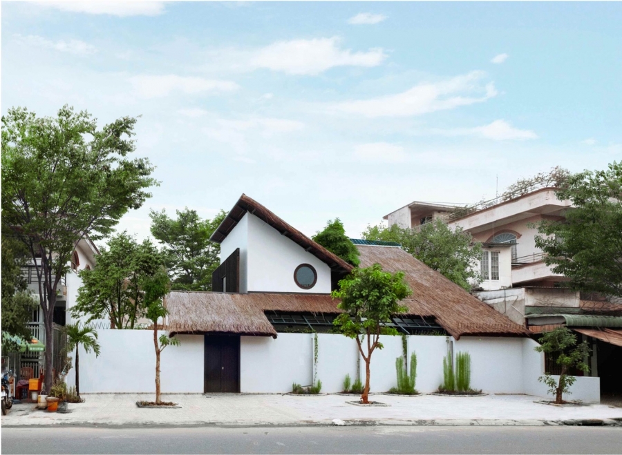 Công trình có tên gọi giản dị 'The Country House' do đội ngũ KTS 1+1>2 Architects và nhóm thiết kế của Toko Studio thực hiện. 