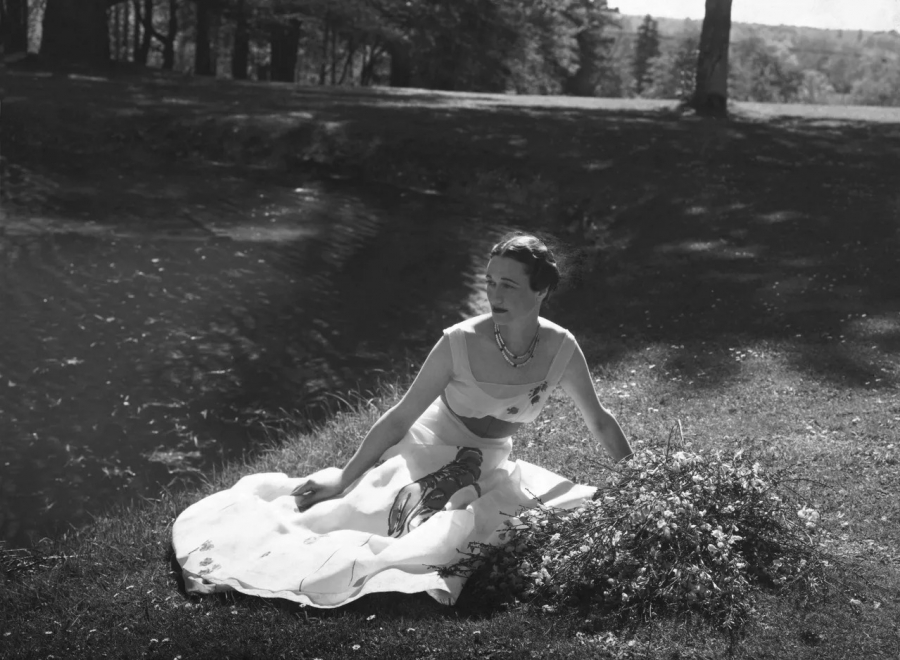 Bức ảnh người mẫu Wallis Simpson diện váy tôm hùm của Elsa Schiaparelli do Cecil Beaton chụp ngày 1/6/1937.