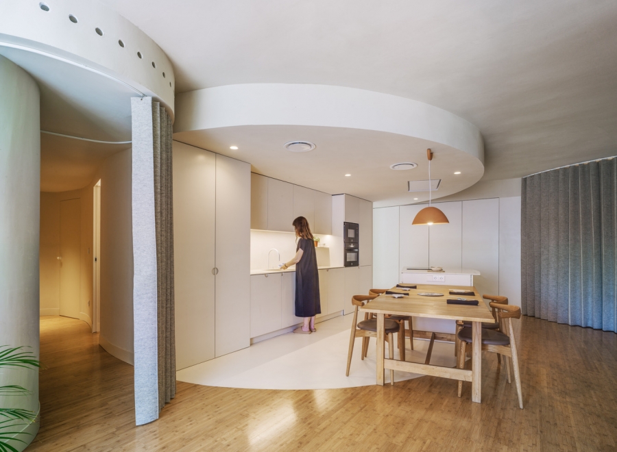 Phòng bếp thiết kế kiểu chữ I đơn giản, gọn gàng mà tiện nghi. Sắc trắng của hệ thống tủ bếp kết hợp với khu vực sàn hình bán nguyệt giúp phân vùng với sàn gỗ đẹp mắt.
