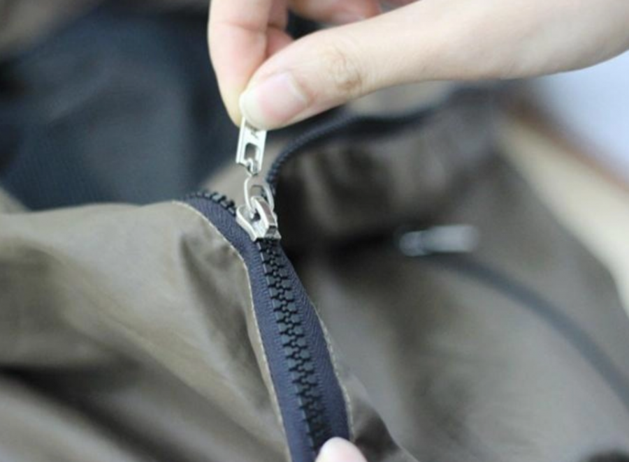 Những chiếc khóa áo bằng đồng, inox rất dễ gây chầy xước và sẽ làm hỏng quần áo hàng hiệu của bạn.