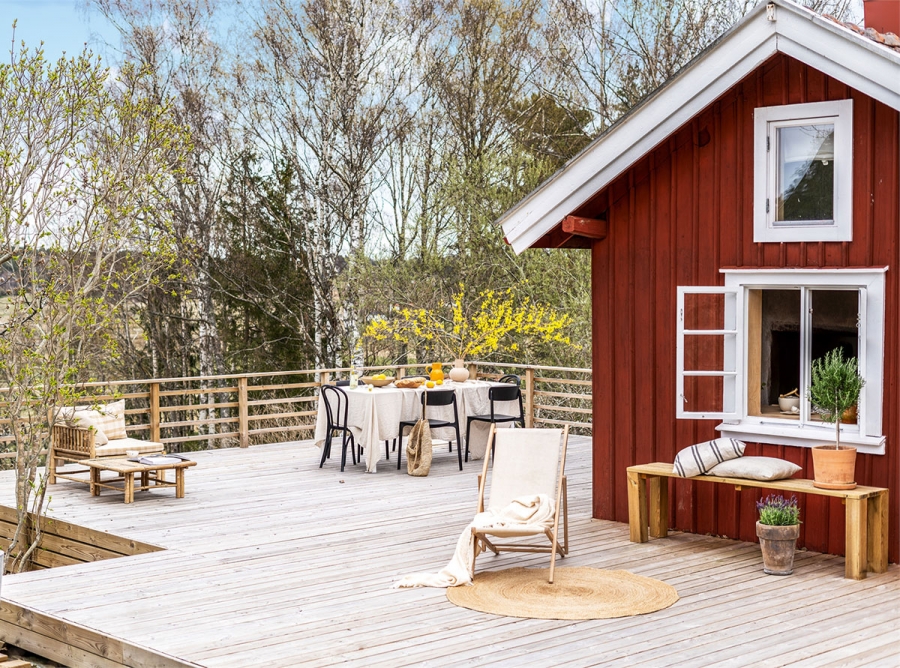 Mặc dù diện tích 'khiêm tốn', chỉ vỏn vẹn 30m² nhưng ngôi nhà lại có khoảng sân hiên cực kỳ thoáng đãng, nên thơ và view nhìn ra bờ hồ lãng mạn ở Thụy Điển.
