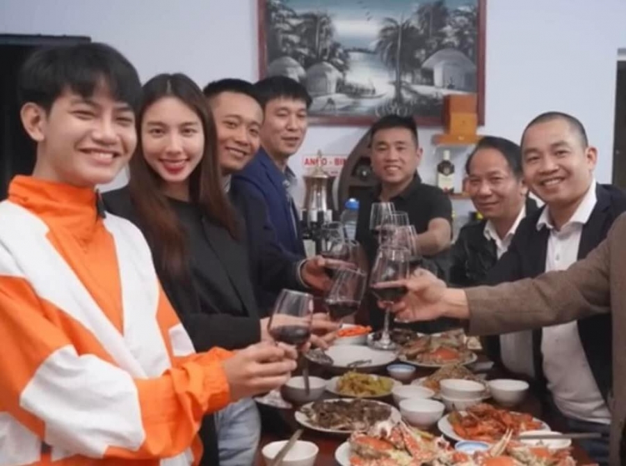 Hoa hậu Thùy Tiên và Quang Linh Vlog làm tiệc 'báo hỷ' tại châu Phi? - Ảnh 2