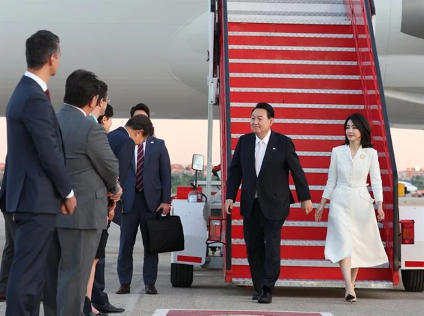 Tân Đệ nhất phu nhân Hàn Quốc vừa tháp tùng chồng trong một số sự kiện vừa tự mình tham gia một số hoạt động giao lưu văn hóa với nước bạn.