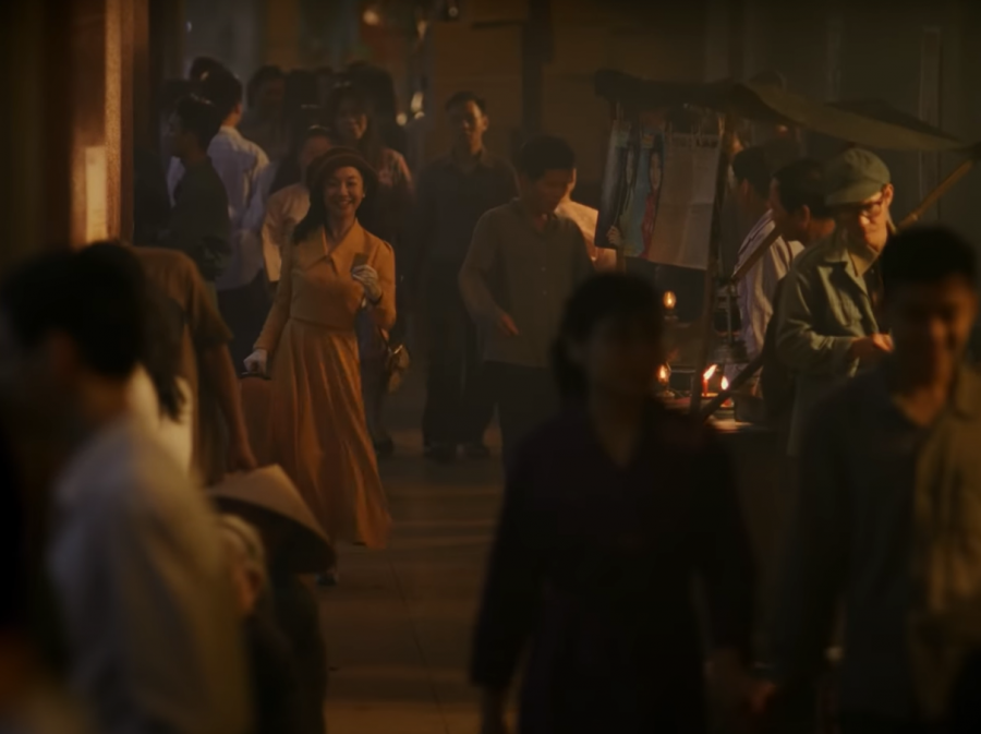 Một trong những phân cảnh ấn tượng nhất của Dao Ánh là khi cô mặc bộ váy vàng với tùng váy xếp li, đội mũ nâu cổ điển, tay đeo găng tay - hớn hở mua vé tàu vào Sài Gòn thăm người bạn trai nhạc sỹ.