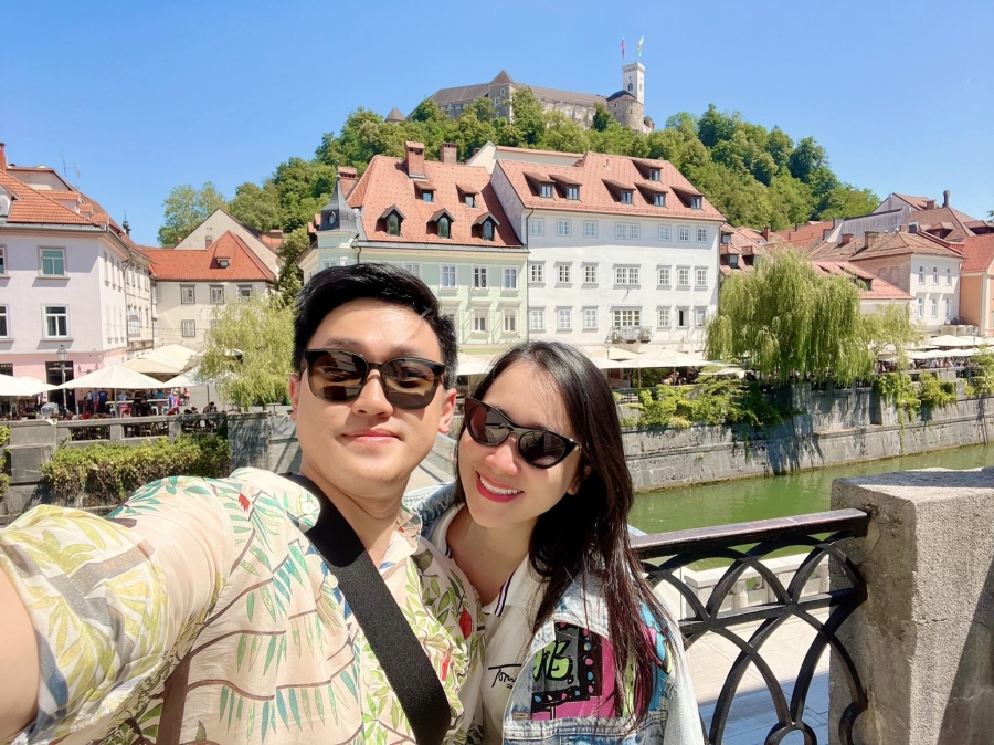 Cặp đôi 9X chụp ảnh check-in tại Slovenia.