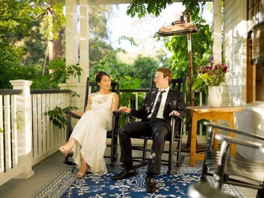Mark Zuckerberg kỉ niệm 10 năm mặn nồng bên bà xã - Ảnh 1