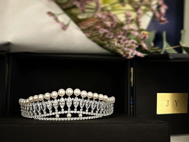 Cận cảnh chiếc vương miện IU đặt làm riêng để tặng cho Jiyeon nhân ngày cưới. Vương miện được làm bằng ngọc trai - loại đá tượng trưng cho tháng sinh của Jiyeon.