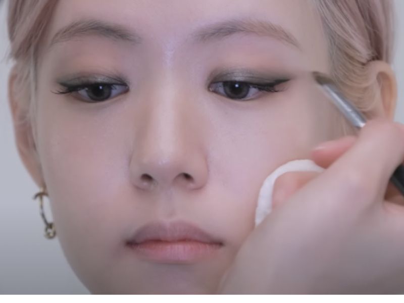 Maeng làm dài đôi mắt của người mẫu bằng cách thoa phấn mắt ngoài khóe mắt ngoài