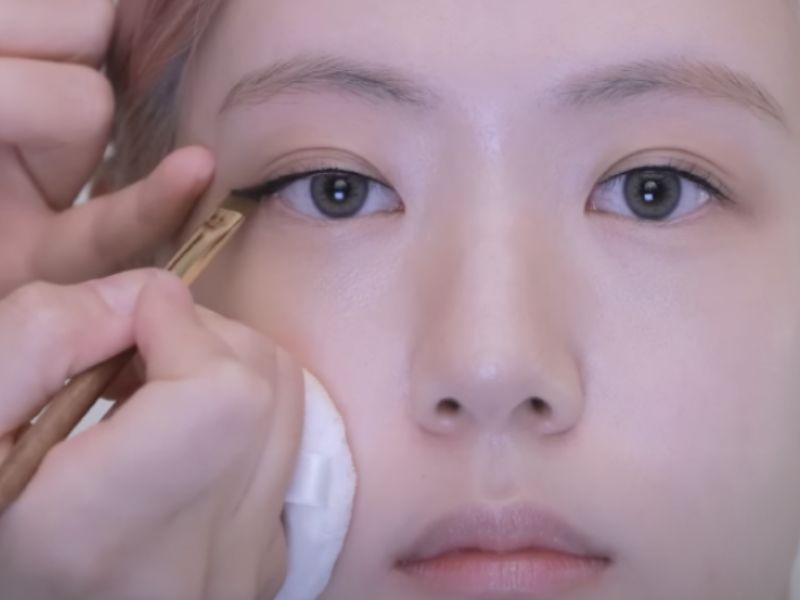 Sử dụng phấn mắt màu trầm để tạo bóng dọc theo đường eyeliner