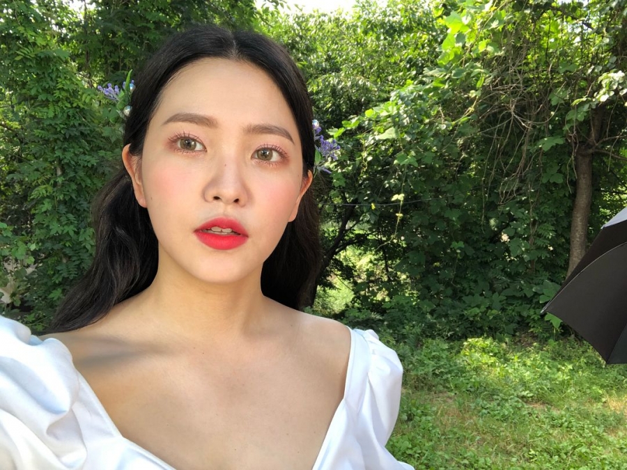 Nhìn lên máy ảnh để selfie là cách dễ nhất để bạn trông thật tự nhiên và làm cho đôi mắt lấp lánh, đặc biệt nếu bạn đang trang điểm mắt lộng lẫy như Yeri của Red Velvet.