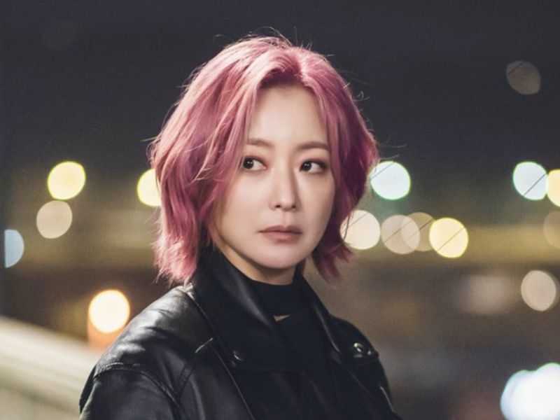 Kim Hee Sun nổi bần bật với mái tóc hồng cùng làn da đáng mơ ước trong bộ phim mới nhất