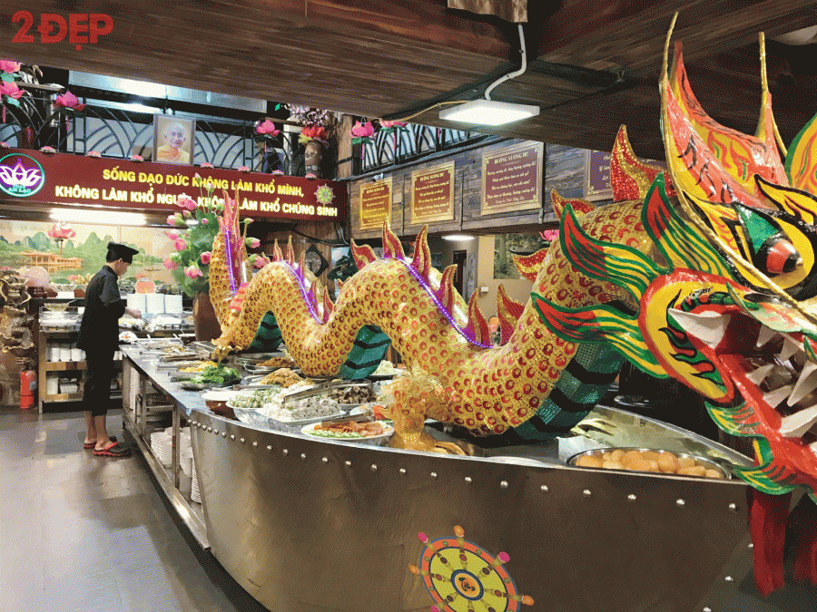 Đồ ăn được bày xung quanh con rồng.