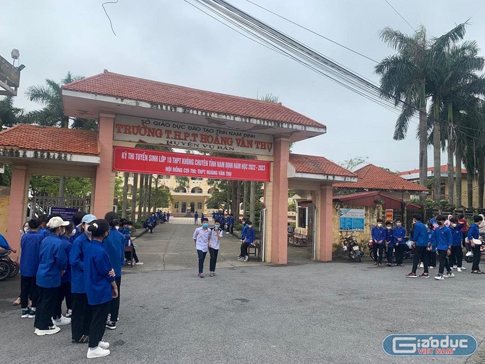 Các sĩ tử dự thi kì thi tuyển sinh vào lớp 10 năm 2022 tỉnh Nam Định (Nguồn ảnh: Giáo dục Việt Nam).