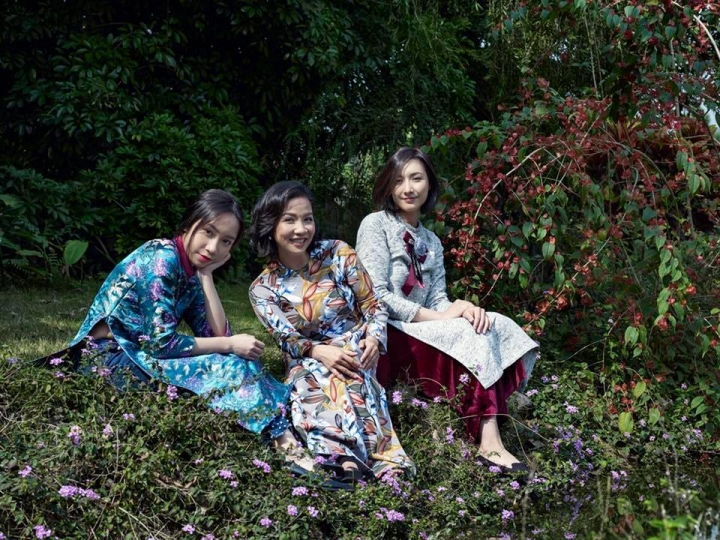 Anna Trương (ngoài cùng bên phải) chụp hình cùng mẹ và em gái Mỹ Anh.