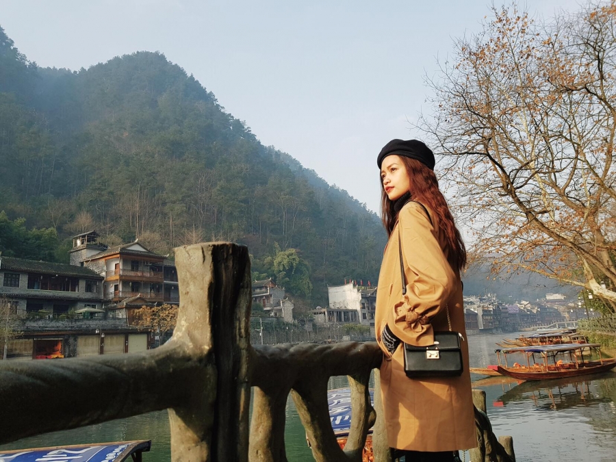 Khi đi du lịch, Ngọc Châu trung thành với gu thời trang giản dị, bức ảnh chụp trong một lần cô đi du ngoạn Trung Quốc.