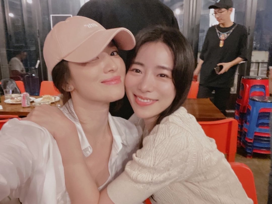Song Hye Kyo có một chiếc mũ lưỡi trai màu hồng cam. Cô yêu thích và đội nó thường xuyên, khi gặp bạn bè của mình.