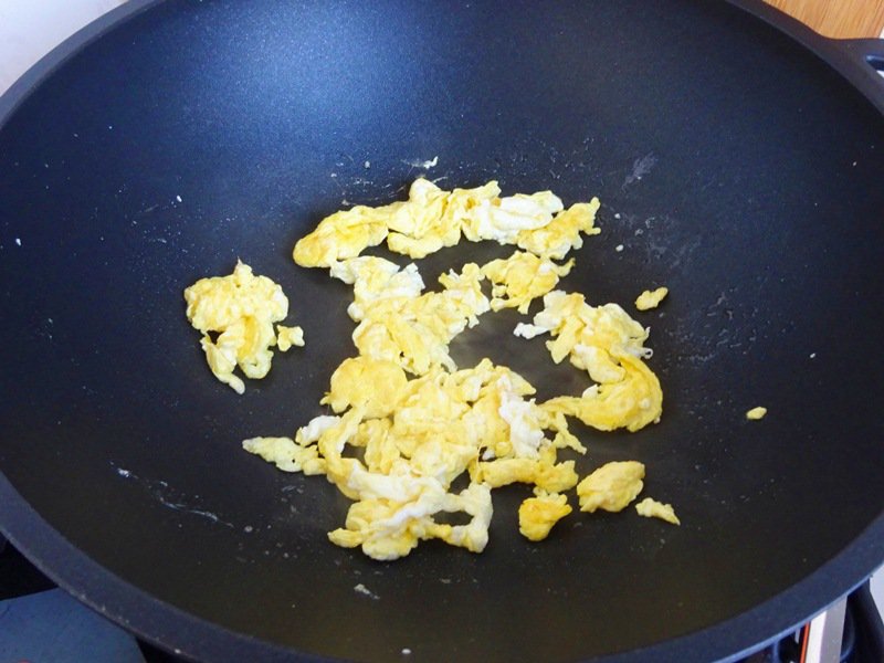 Cách làm trứng xào ngồng tỏi, bí quyết để không hăng, không tanh - Ảnh 3