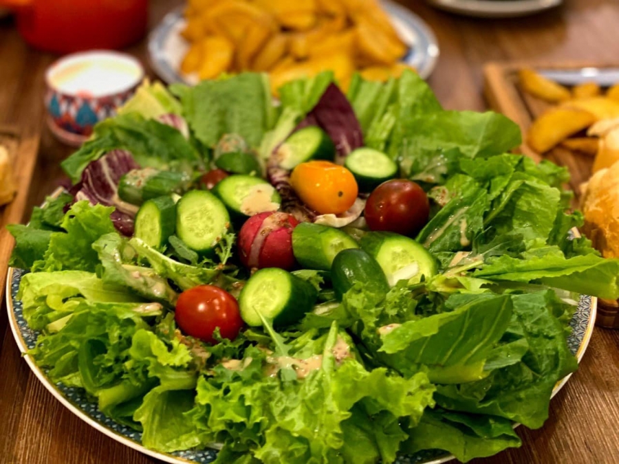 Mặc dù chỉ là những nguyên liệu quen thuộc trong gian bếp của người Việt như cà chua bi, dưa chuột, rau sống... dưới bàn tay khéo léo của 'nữ tướng' Đào Lan Hương, món salad này vừa ngon vừa đẹp mắt.