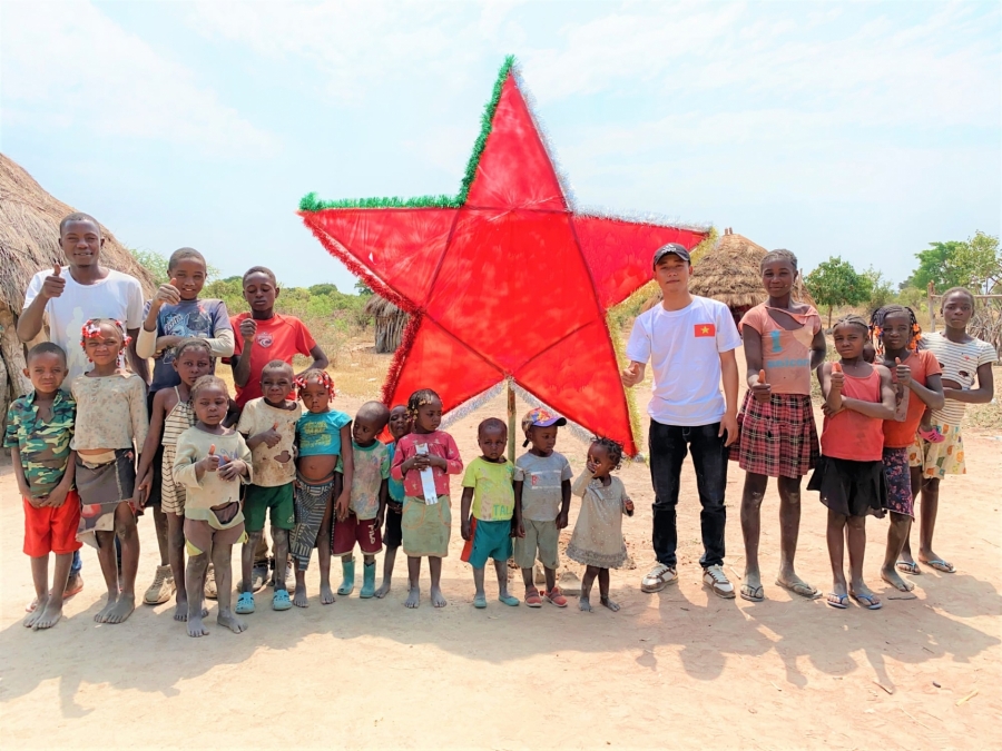 Quang Linh Vlogs và Team Châu Phi đã có nhiều hoạt động ý nghĩa tại Angola.
