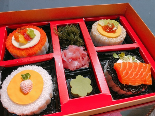 Bánh trung thu sushi được chế biến khá bắt mắt.