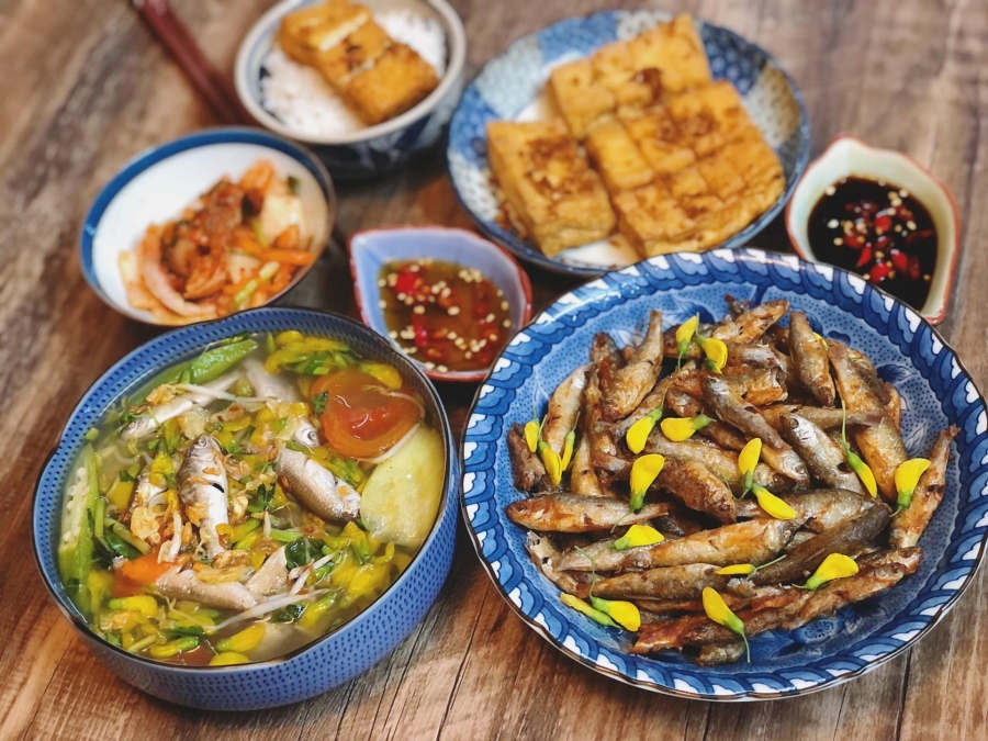 Các món ăn từ bông điên điển và cá linh là đặc sản miền Tây mùa nước nổi.