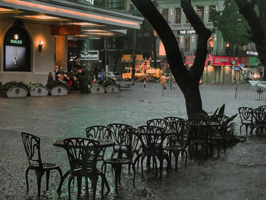 Khu vực tràng tiền plaza cũng có mưa lớn. Nguồn: Không sợ chó