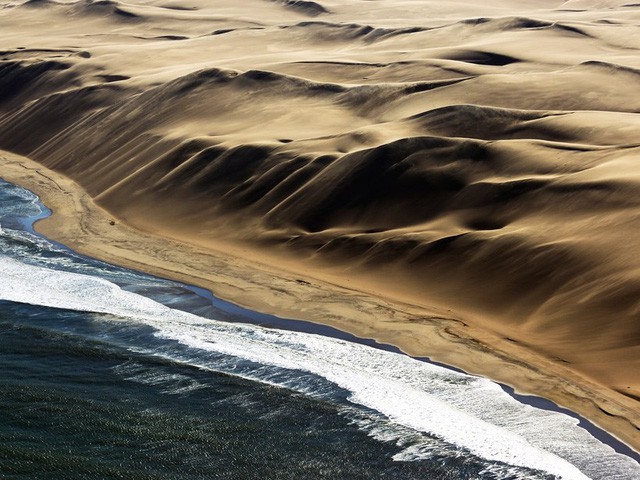 Cồn cát nối liền với Đại Tây Dương trên bờ biển Skeleton.
