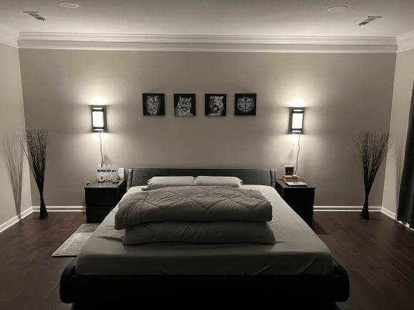 Phòng ngủ tối giản với tone màu ghi - xám.