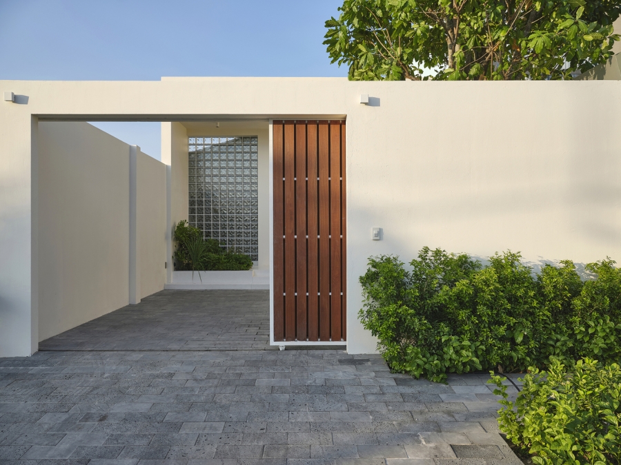 Mặt tiền của 'Lam House' xinh xắn với tone màu trắng kết hợp phần cửa là những thanh lam gỗ cho cảm giác nhẹ nhàng chứ không hề thô cứng.