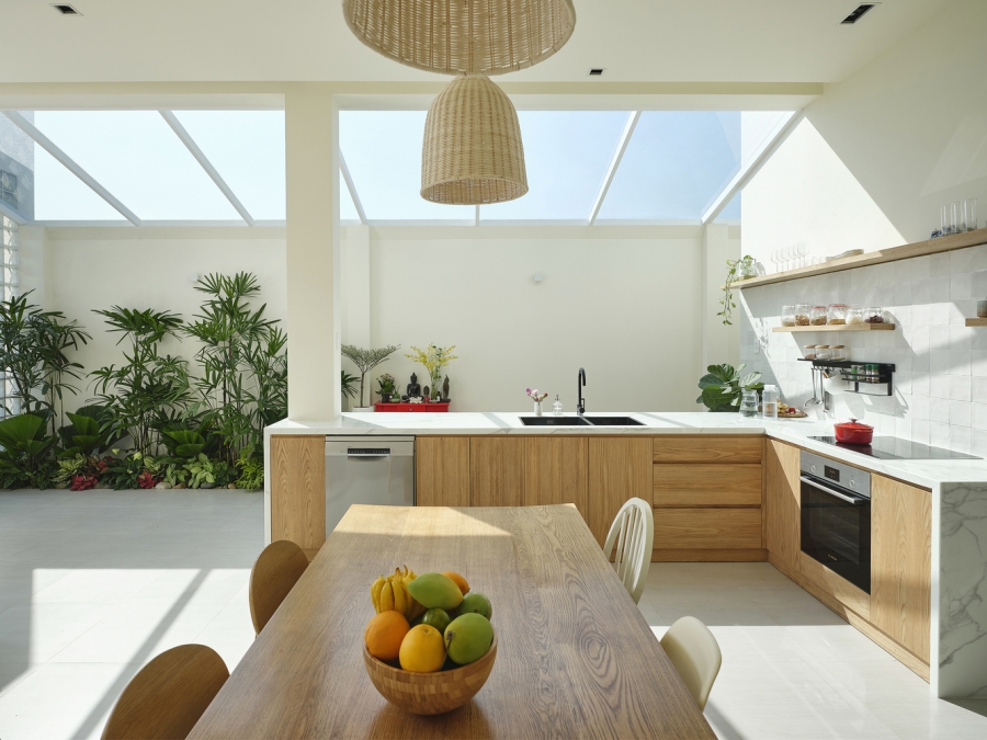Không gian phòng bếp được thiết kế theo kiểu chữ L phù hợp với cấu trúc mặt bằng ngôi nhà. 