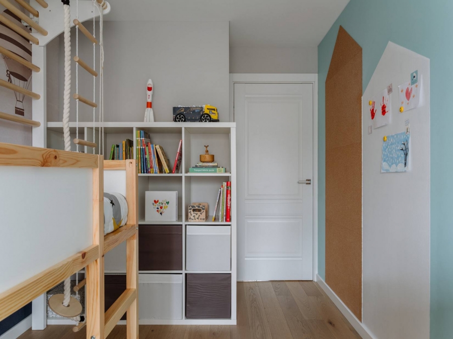 Phòng trẻ em lựa chọn gam màu trắng kết hợp xanh lam trẻ trung. Các yếu tố lưu trữ được chú trọng để không gian luôn gọn đẹp, ngoài ra còn có các dụng cụ tâp thể dục cho bé ngay trong phòng.