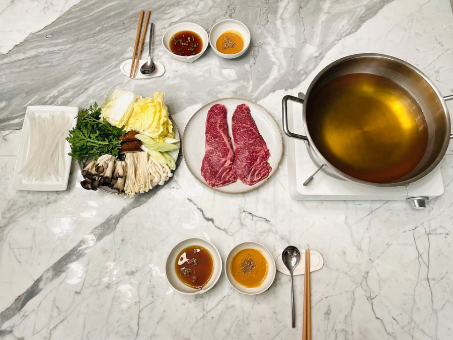 Mỗi bữa ăn mà Son Ye Jin chuẩn bị đều được bày biện rất chu đáo và gọn gàng với hai chén cơm, bát canh cùng đũa thìa.