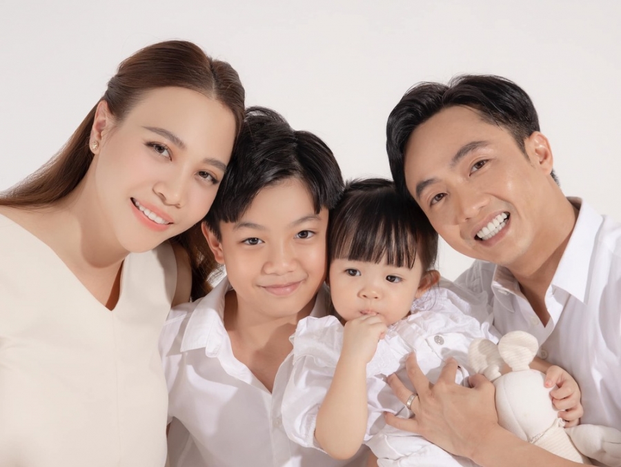 Cường Đôla gây bão cõi mạng khi tung loạt ảnh thời trang gia đình với bà xã Đàm Thu Trang và đứa hai con đáng yêu là Subeo - Suchin.