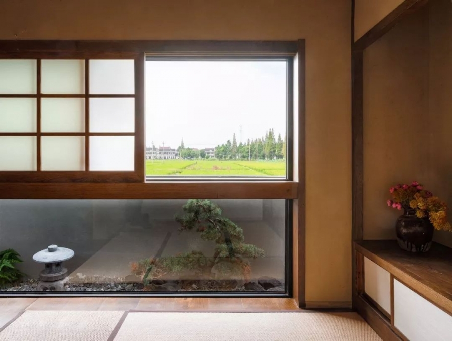 Bên dưới cửa sổ là một bể cá nhỏ, giúp không gian sinh động hơn